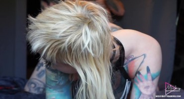 Парень жестко трахает татуированную блондинку